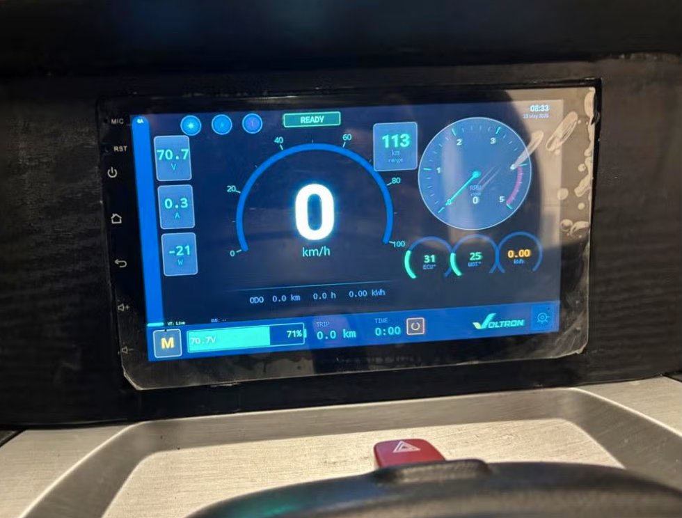 Voltron dashboard tijdens rit — live telemetrie: 70,7 V pakspanning, 113 km reserve, RPM, snelheid en range-curve